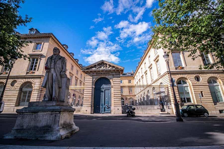 Petite Maison Avec Cour Dans Les Beaux Quartiers-Vous Faites Le Menage- Very Good Prices For T-H-E Location But You Have To Clea-N Th-E Flat Lägenhet Paris Exteriör bild