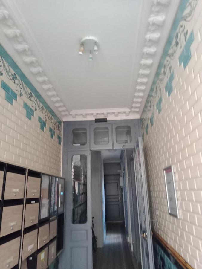 Petite Maison Avec Cour Dans Les Beaux Quartiers-Vous Faites Le Menage- Very Good Prices For T-H-E Location But You Have To Clea-N Th-E Flat Lägenhet Paris Exteriör bild