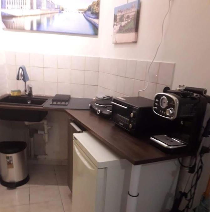 Petite Maison Avec Cour Dans Les Beaux Quartiers-Vous Faites Le Menage- Very Good Prices For T-H-E Location But You Have To Clea-N Th-E Flat Lägenhet Paris Exteriör bild