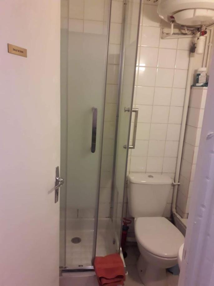 Petite Maison Avec Cour Dans Les Beaux Quartiers-Vous Faites Le Menage- Very Good Prices For T-H-E Location But You Have To Clea-N Th-E Flat Lägenhet Paris Exteriör bild
