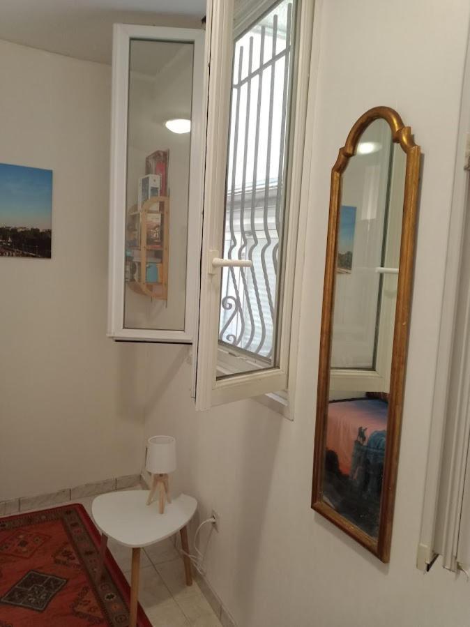 Petite Maison Avec Cour Dans Les Beaux Quartiers-Vous Faites Le Menage- Very Good Prices For T-H-E Location But You Have To Clea-N Th-E Flat Lägenhet Paris Exteriör bild