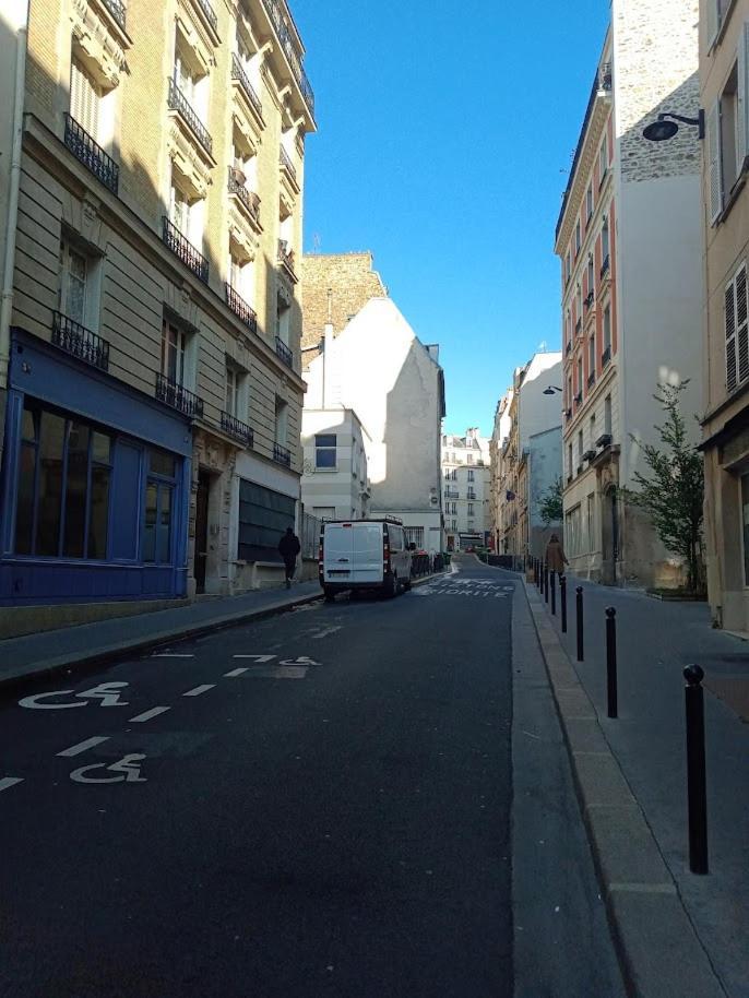 Petite Maison Avec Cour Dans Les Beaux Quartiers-Vous Faites Le Menage- Very Good Prices For T-H-E Location But You Have To Clea-N Th-E Flat Lägenhet Paris Exteriör bild